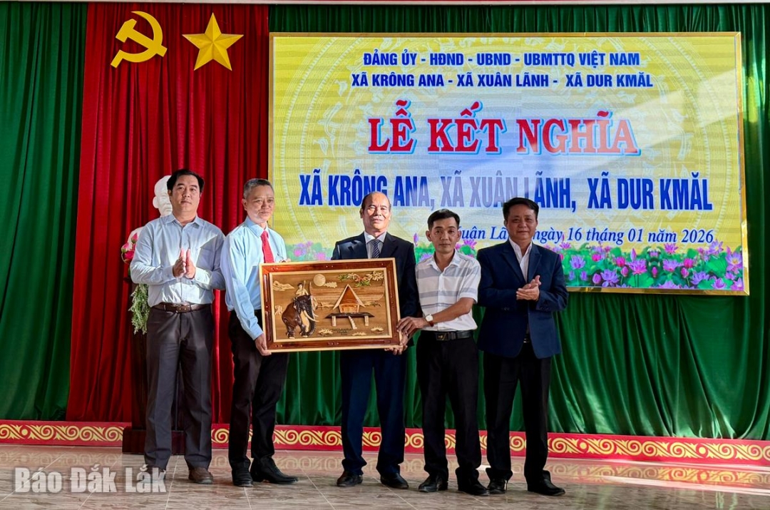 Xã tặng quà chúc mừng buổi ký kết.