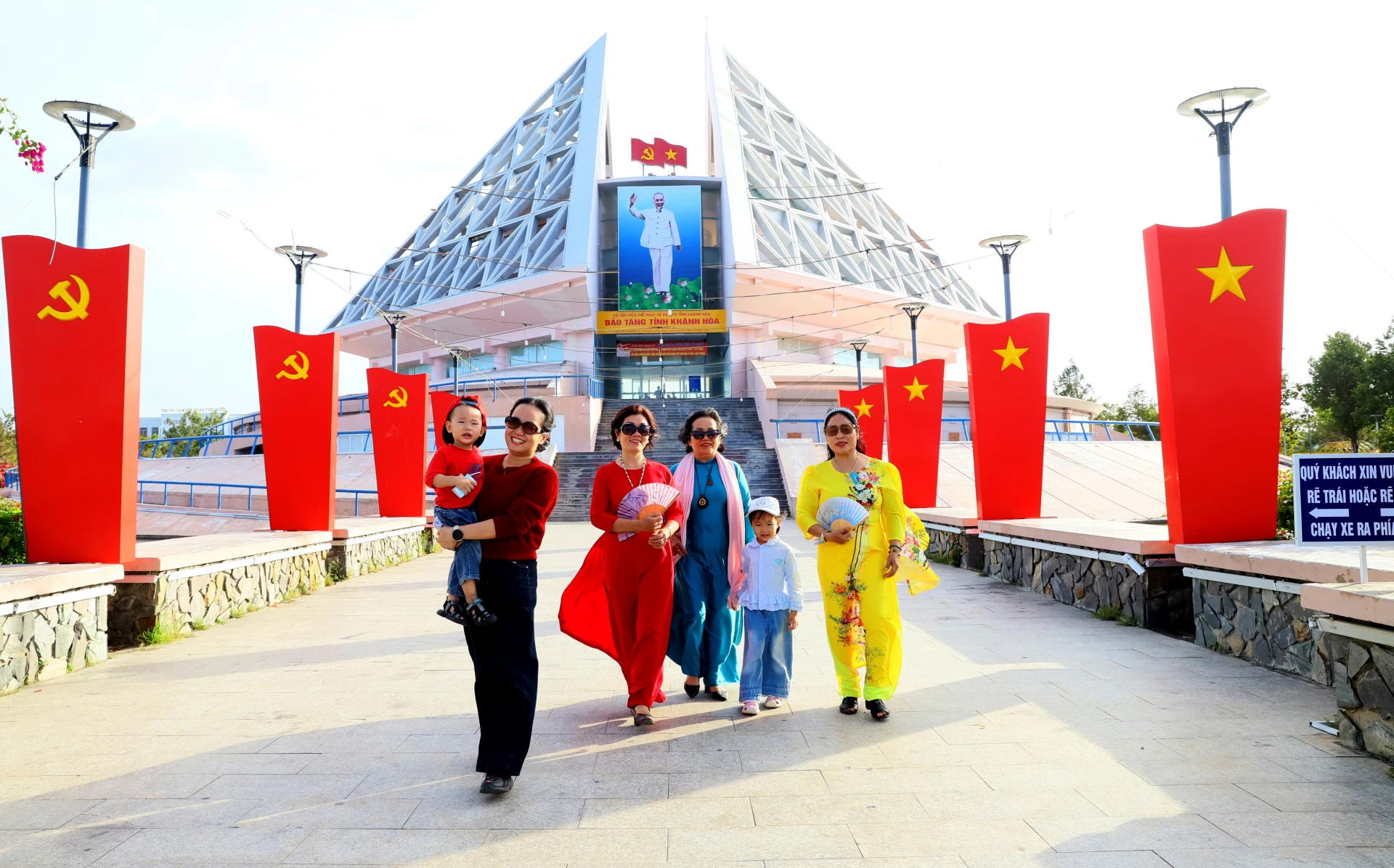 Du khách tham quan tại Bảo tàng tỉnh Khánh Hòa ở phường Phan Rang. Ảnh: VĂN NỶ