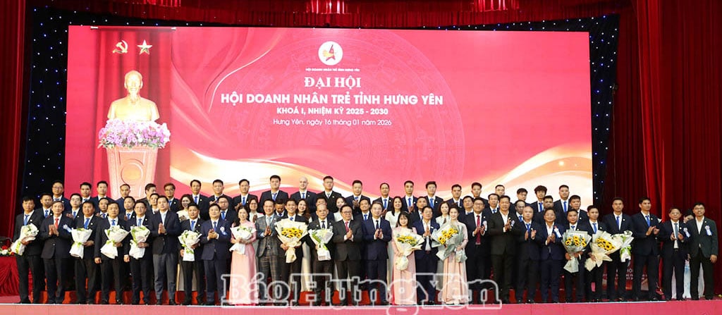 Các đại biểu chúc mừng Ban Chấp hành Hội Doanh nhân trẻ tỉnh Hưng Yên, nhiệm kỳ 2025–2030.