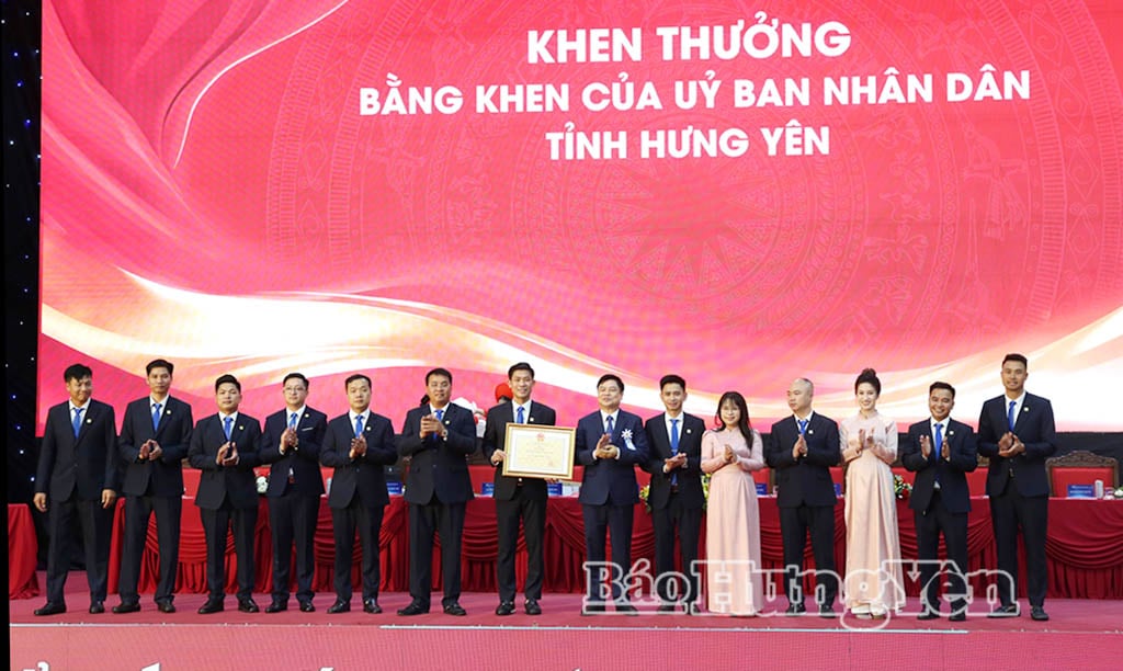 Đồng chí Phạm Văn Nghiêm, Phó Chủ tịch UBND tỉnh trao bằng khen của UBND tỉnh cho Hội Doanh nhân trẻ tỉnh Hưng Yên.