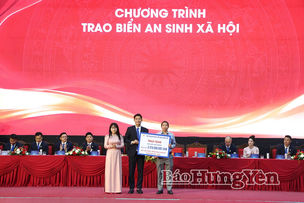 Hội Doanh nhân trẻ tỉnh Hưng Yên trao học bổng cho quỹ “Đồng hành cùng em” giai đoạn 2025 – 2030.