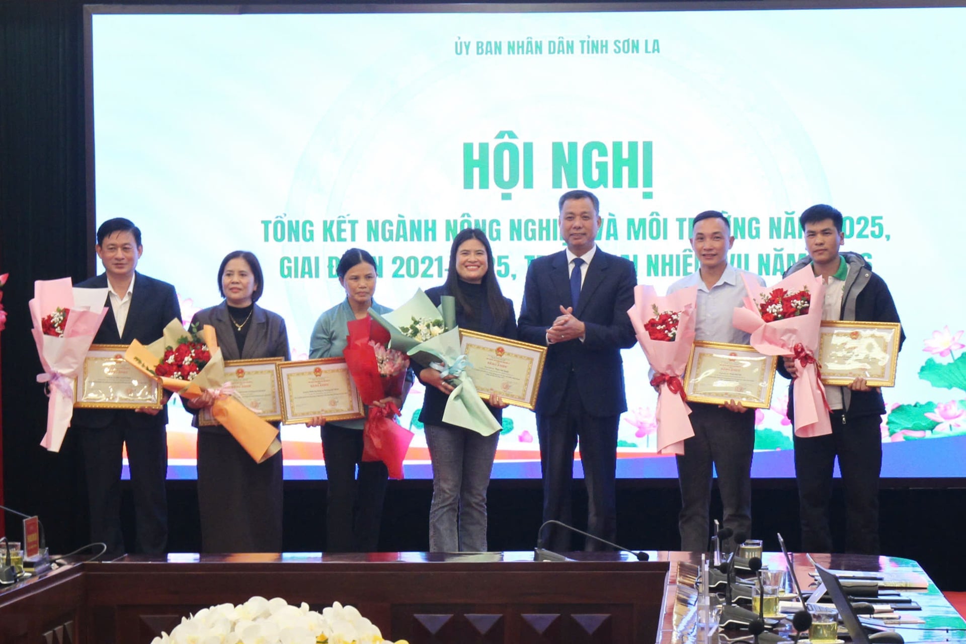 Nhân dịp này, UBND tỉnh Sơn La đã trao Bằng khen của Chủ tịch UBND tỉnh cho 4 tập thể, 3 hộ gia đình và 1 cá nhân có thành tích xuất sắc trong lĩnh vực nông nghiệp và môi trường năm 2025. Ảnh: Nguyễn Nga.