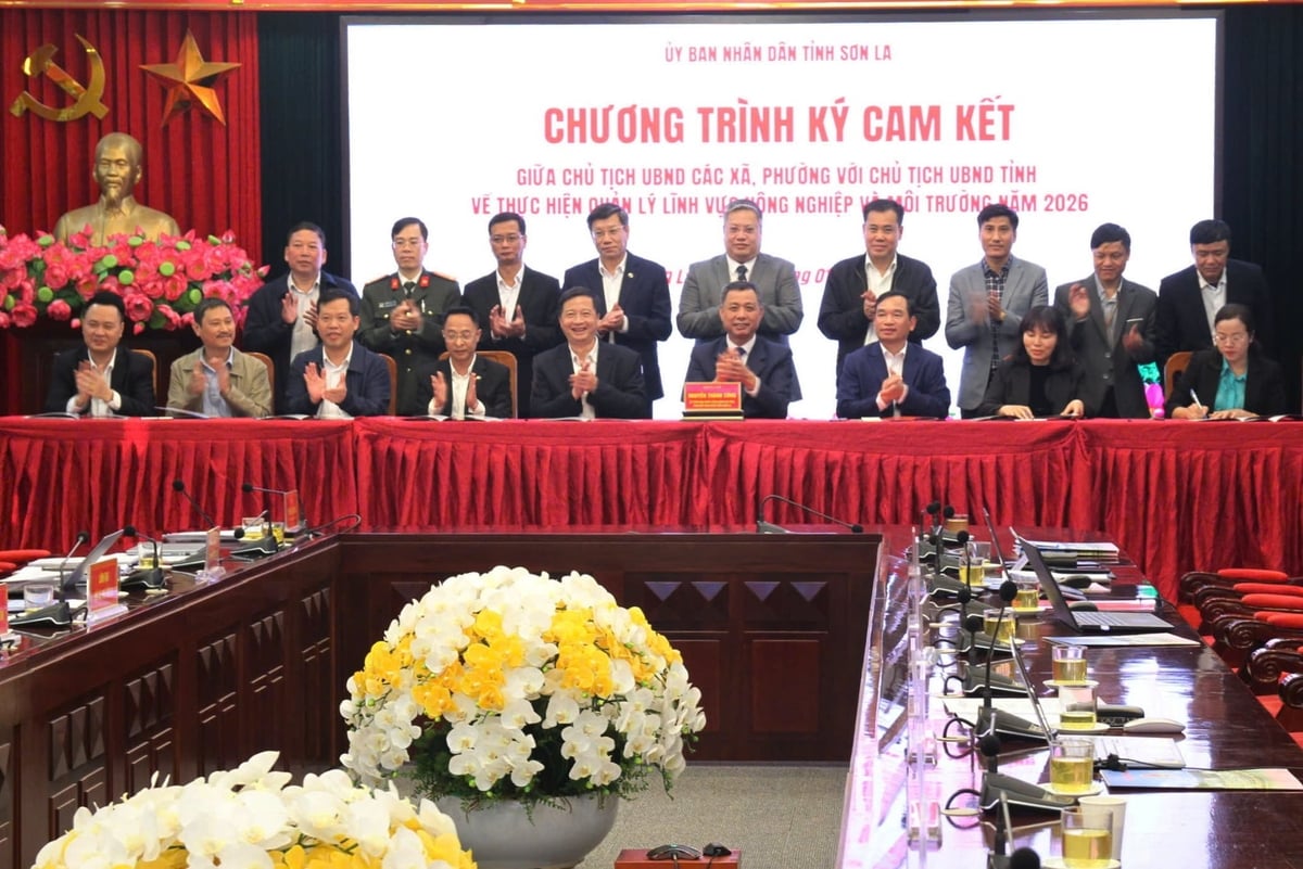 UBND tỉnh tổ chức Lễ ký cam kết giữa Chủ tịch UBND các xã, phường với Chủ tịch UBND tỉnh về tăng cường vai trò, trách nhiệm trong quản lý nhà nước lĩnh vực nông nghiệp và môi trường năm 2026. Ảnh: Nguyễn Nga.
