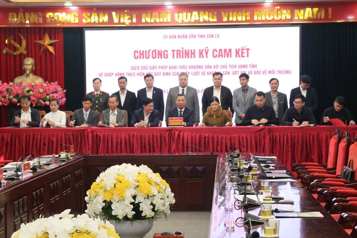 Chương trình ký cam kết giữa chủ giấy phép khai thác khoáng sản với Chủ tịch UBND tỉnh về chấp hành các quy định về khoáng sản, đất đai và bảo vệ môi trường. Ảnh: Nguyễn Nga.