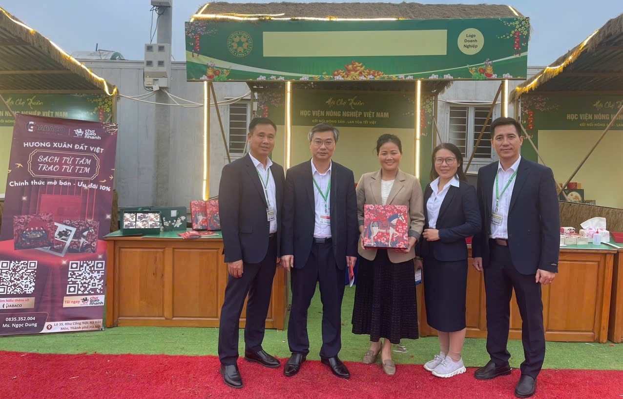 VNUAアカデミー副学長のNguyen Van Tiep准教授がHuong Xuan Dat Vietブースに参加しました。