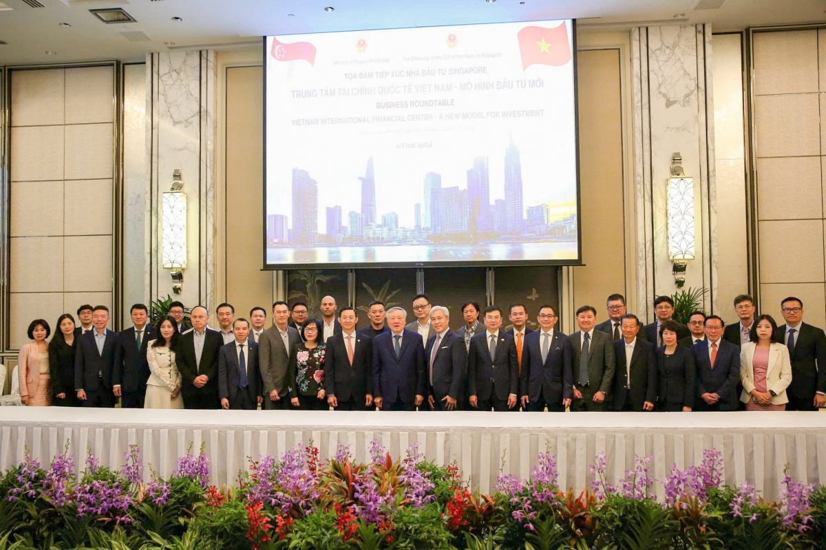 Vietcombank participó en la delegación encabezada por el viceprimer ministro Nguyen Hoa Binh a Singapur para trabajar en el Centro Financiero Internacional.