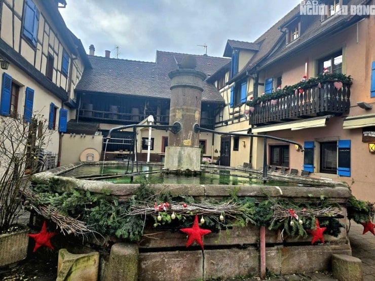 Starověký vodovodní kohoutek ve vesnici Eguisheim