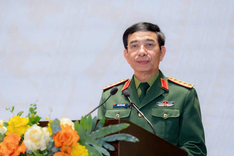 Il generale Phan Van Giang, membro dell'Ufficio politico, vicesegretario della Commissione militare centrale e ministro della Difesa nazionale, ha tenuto un discorso alla conferenza.