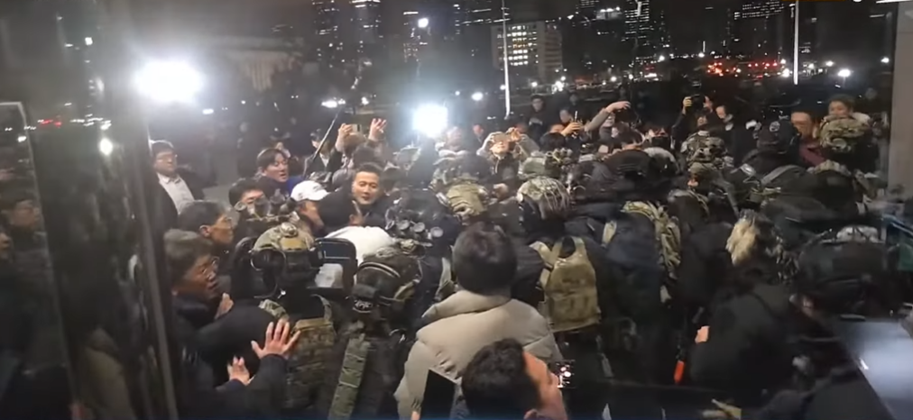 upload.wikimedia.org-wikipedia-commons-a-ad-_2024_south_korean_martial_law_voiceofseoullive01.png