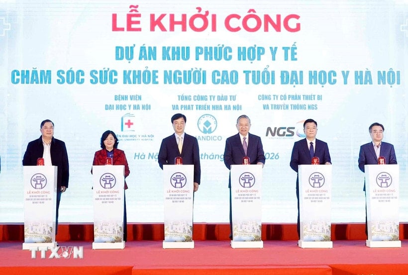 Generalsekretär To Lam und Delegierte führen die Grundsteinlegung durch. (Foto: Thong Nhat/VNA)