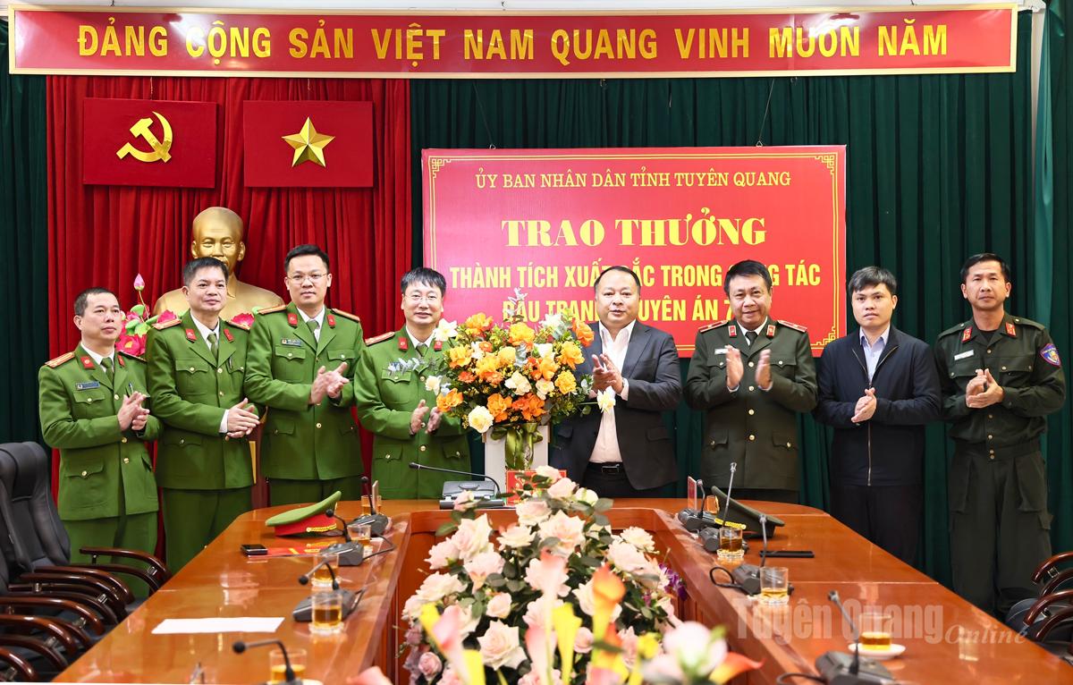 Chủ tịch UBND tỉnh Phan Huy Ngọc tặng hoa, trao thưởng các lực lượng trực tiếp đấu tranh phá thành công chuyên án đường dây lừa đảo tại Campuchia.