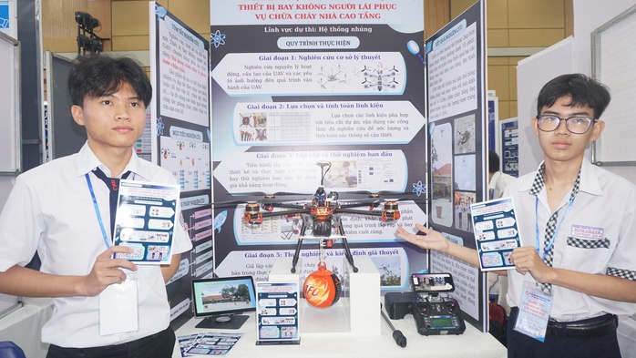 Studenten in Ho-Chi-Minh-Stadt erforschen die Drohnentechnologie zur Unterstützung der Brandbekämpfung - Foto 3.
