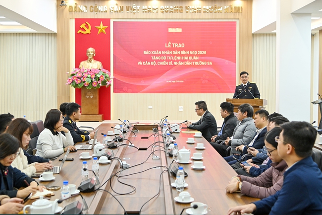 Hơn 5.000 tờ báo Xuân Nhân Dân được trao tặng cho cán bộ, chiến sĩ Hải quân và nhân dân Trường Sa - Ảnh 4.