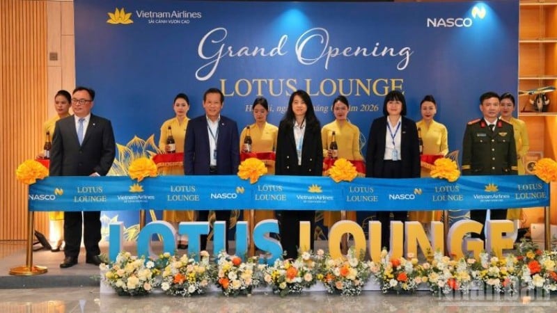 Los delegados cortaron la cinta para inaugurar el nuevo Lotus Lounge en la Terminal T2 del Aeropuerto Internacional de Noi Bai.
