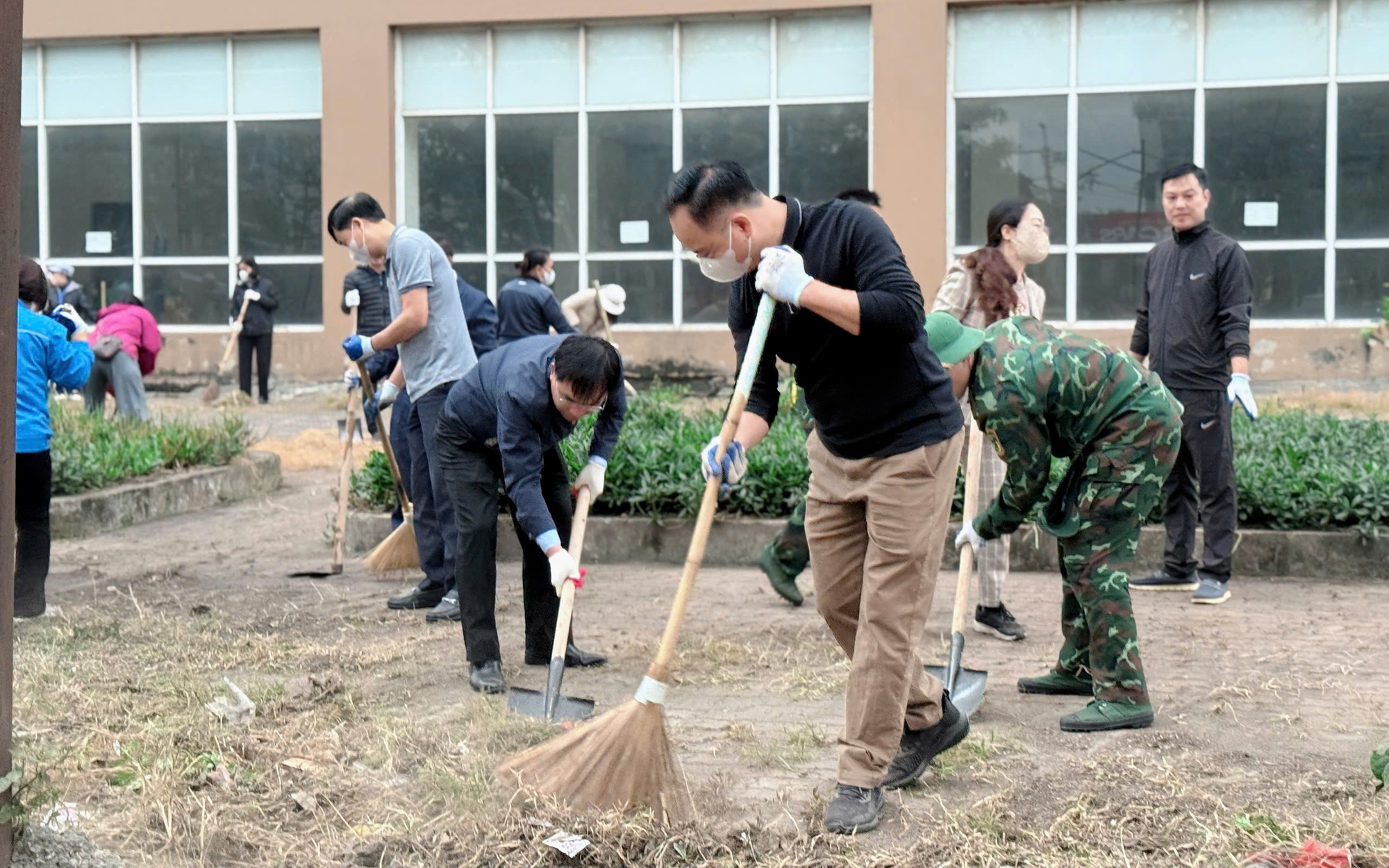 Cán bộ và nhân dân phường Tương Mai tham gia tổng vệ sinh khu vực hồ Vĩnh Hoàng