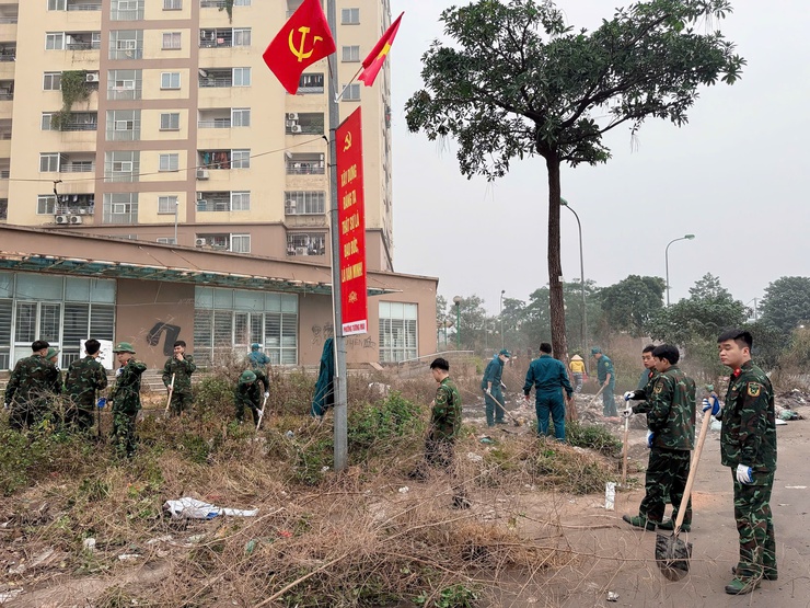 Tổng vệ sinh khu vực Hồ Vĩnh Hoàng chào mừng Đại hội Đảng toàn quốc lần thứ XIV- Ảnh 1.