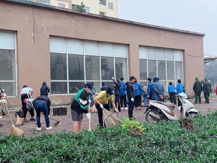 Tổng vệ sinh khu vực Hồ Vĩnh Hoàng chào mừng Đại hội Đảng toàn quốc lần thứ XIV- Ảnh 2.