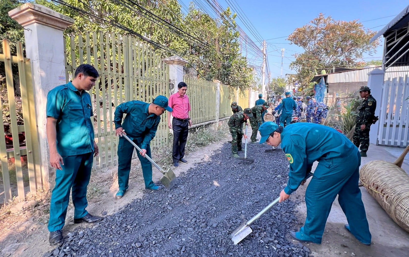 Lực lượng ra quân sửa chữa, dặm vá mặt đường tổ 11 
