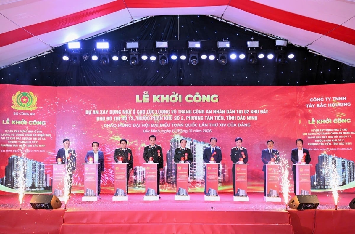 Các đại biểu thực hiện nghi thức bấm nút khởi công dự án. Ảnh: Bộ Công an.
