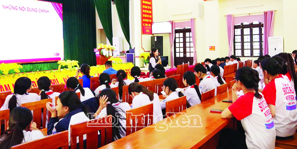 Các em học sinh phường Hồng Châu tham gia câu lạc bộ “Tư vấn và trợ giúp trẻ em”.