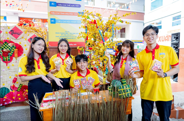 Trường ĐH chi tặng quà và học bổng tết Nguyên đán cho sinh viên năm 2026 - Ảnh 1.