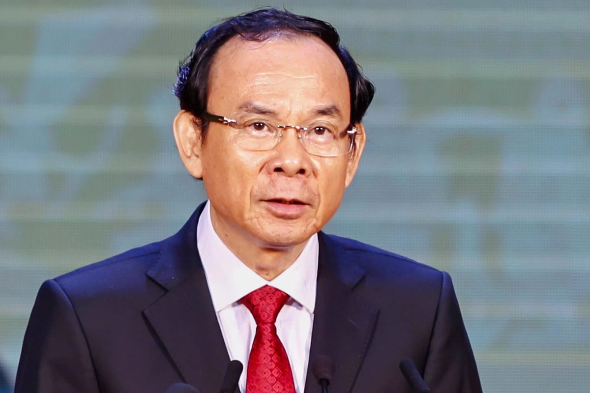 Đồng chí Nguyễn Văn Nên, Ủy viên Bộ Chính trị, Thường trực Tiểu ban Văn kiện Đại hội XIV đã dành thời gian trao đổi về những quan điểm, chủ trương mới, đột phá trong dự thảo các văn kiện. Ảnh: TTXVN.
