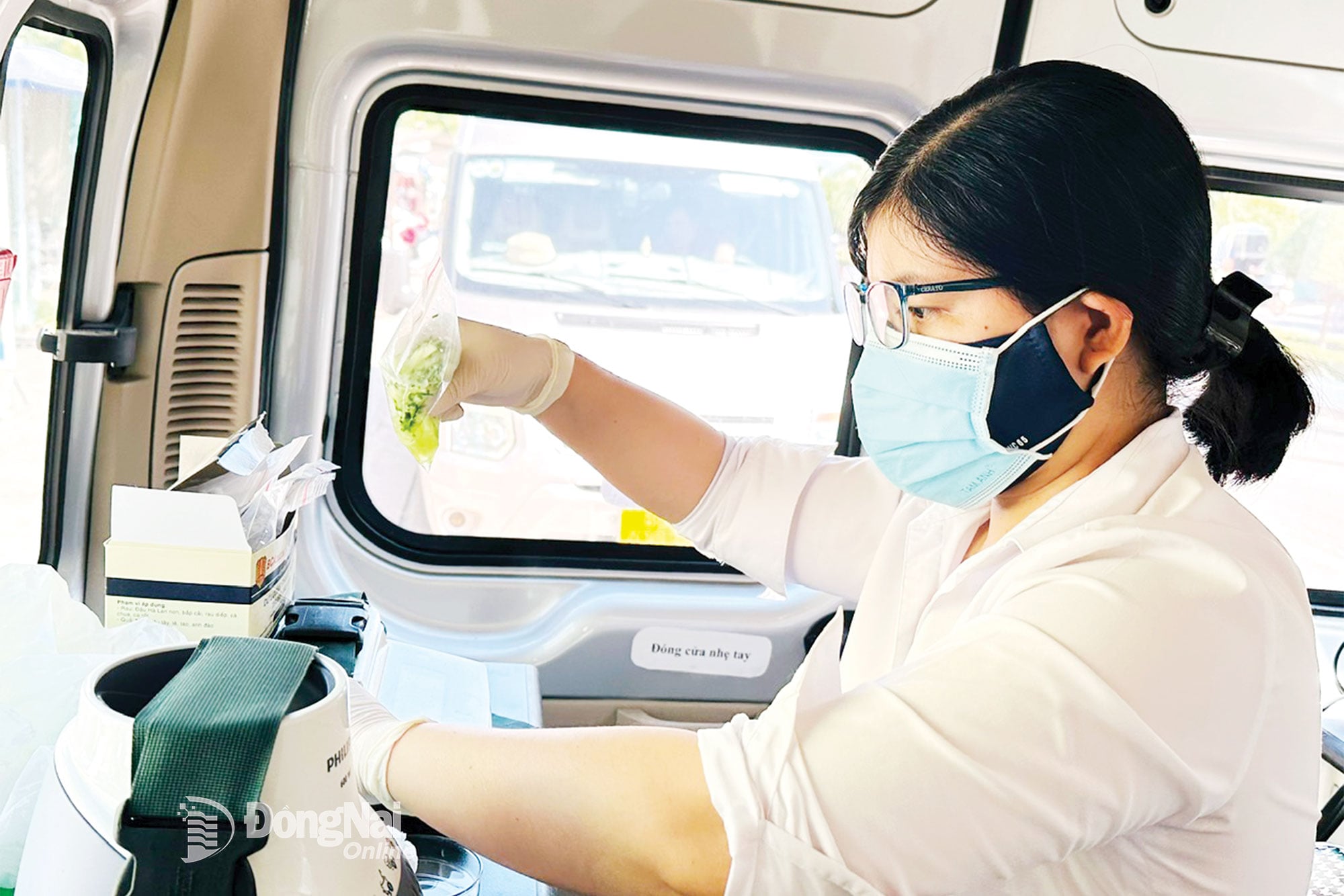 Il personale medico del Centro di analisi provinciale di Dong Nai effettua test sugli alimenti a bordo di un veicolo specializzato. (Foto: Hanh Dung)