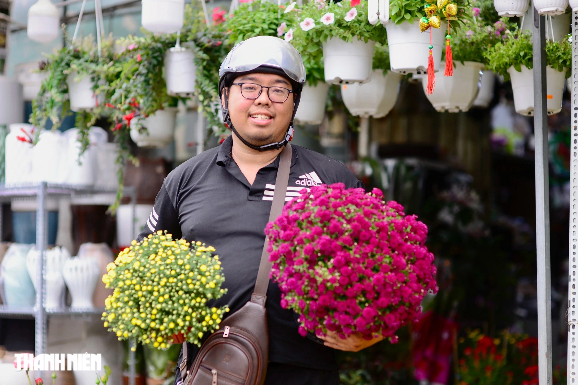 I fiori del Tet riempiono le strade di Ho Chi Minh City: la gente passeggia e sceglie con calma - Foto 4. Hoa tết tràn ngập phố phường TP.HCM: Người dân thong thả 'quẹo lựa'- Ảnh 4.