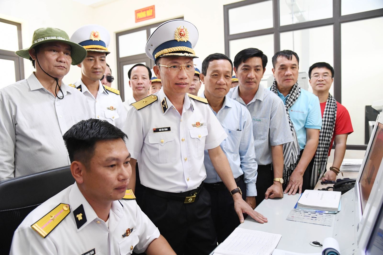 Chuẩn Đô đốc Ngô Văn Thành và lãnh đạo các tỉnh, thành phố kiểm tra, động viên kíp trực Trạm ra đa 595, Trung đoàn 551. (Ảnh: TTXVN)
