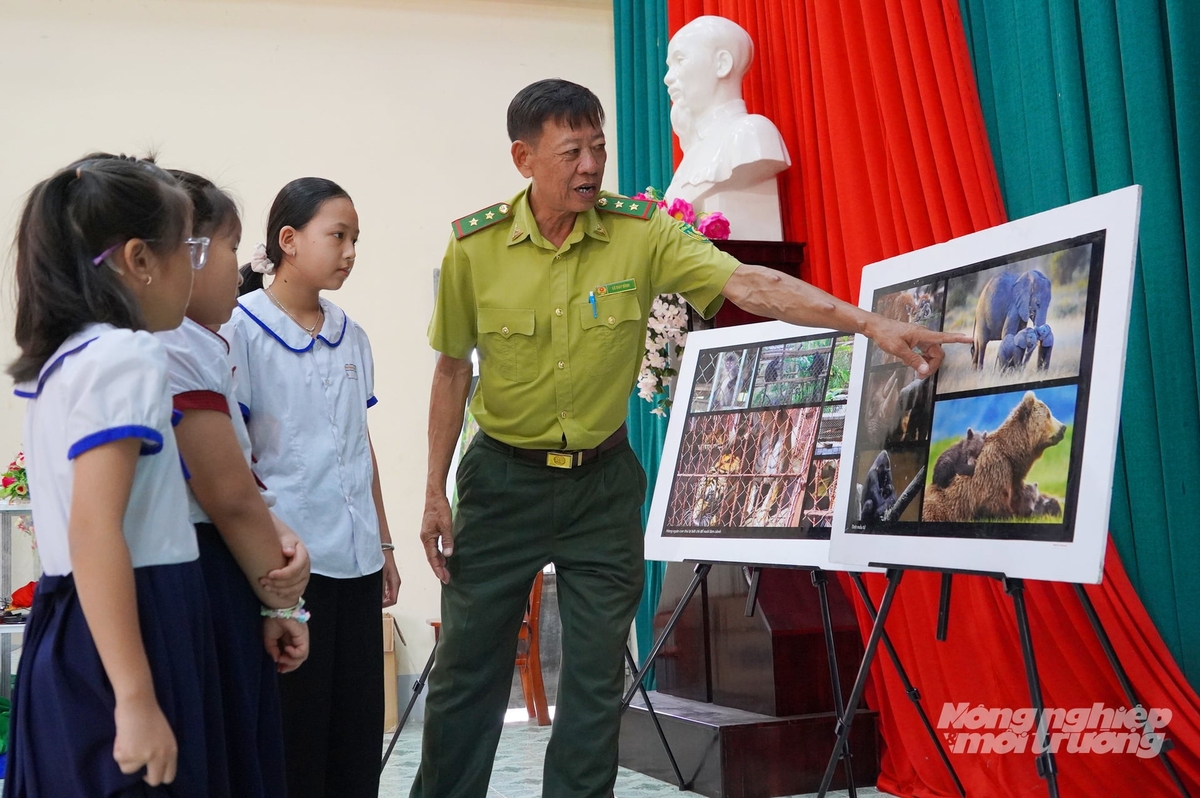 Ông Lê Duy Bình, Hạt Kiểm lâm khu vực 3 (Chi cục Kiểm lâm tỉnh Đồng Nai) chia sẻ với các em học sinh trên địa bàn xã Tà Lài về tầm quan trọng của việc bảo vệ động vật hoang dã. Ảnh: Nguyễn Thủy.