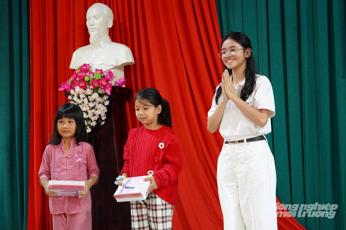 Các em học sinh xã Tà Lài tham gia trò chơi, nhận thưởng cùng với các anh chị sinh viên thuộc Câu lạc bộ Phát triển bền vững (Trường Đại học Khoa học Xã hội và Nhân văn - Đại học Quốc gia TP.HCM). Ảnh: Nguyễn Thủy.