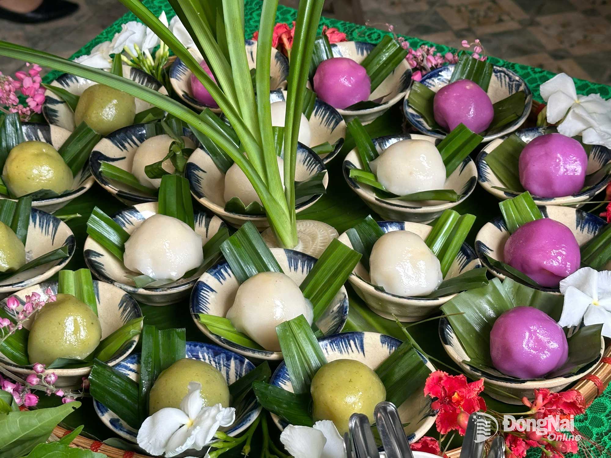 Los lugareños guían a los turistas en la creación de formas utilizando hojas de coco.