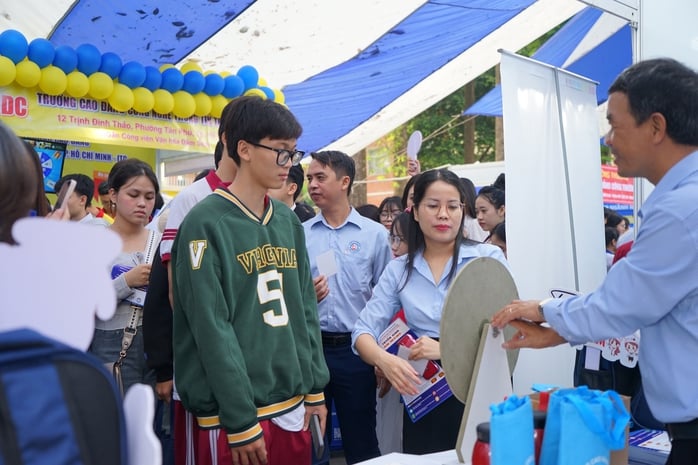 Các trường CĐ thu hút đông học sinh tại ngày hội hướng nghiệp - Ảnh 2.