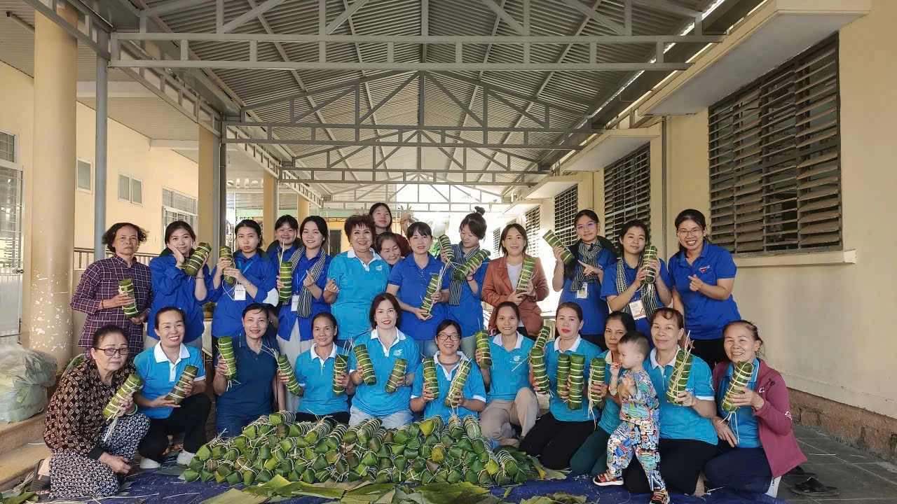 The participating units prepared 100 bundles of banh tet (Vietnamese sticky rice cake) to donate to the people.