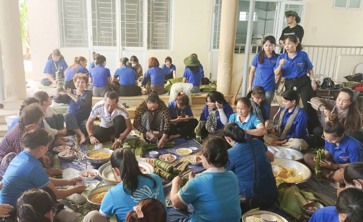 Members of the association and youth union participated in wrapping banh tet (traditional Vietnamese rice cakes) to donate to needy families.