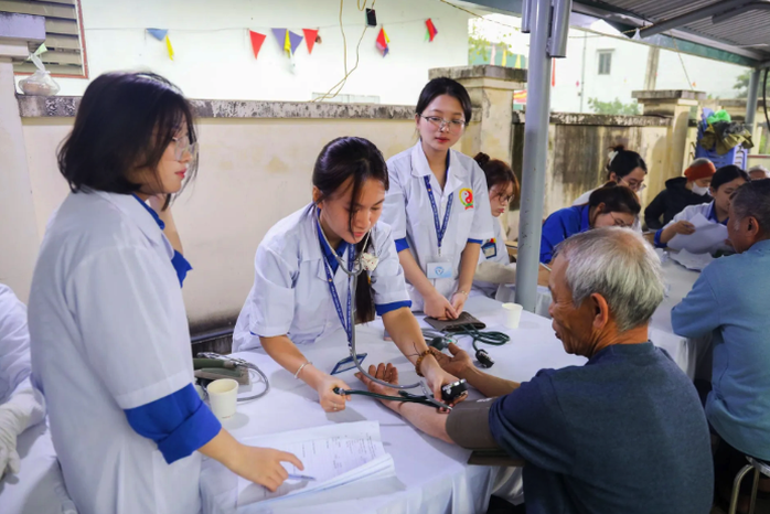 Học viện Y - Dược học cổ truyền Việt Nam khám chữa bệnh miễn phí 2.500 người dân - Ảnh 1.