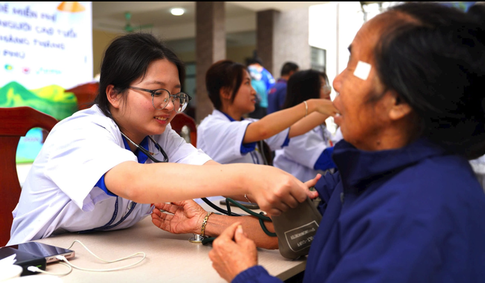 Học viện Y - Dược học cổ truyền Việt Nam khám chữa bệnh miễn phí 2.500 người dân - Ảnh 4.