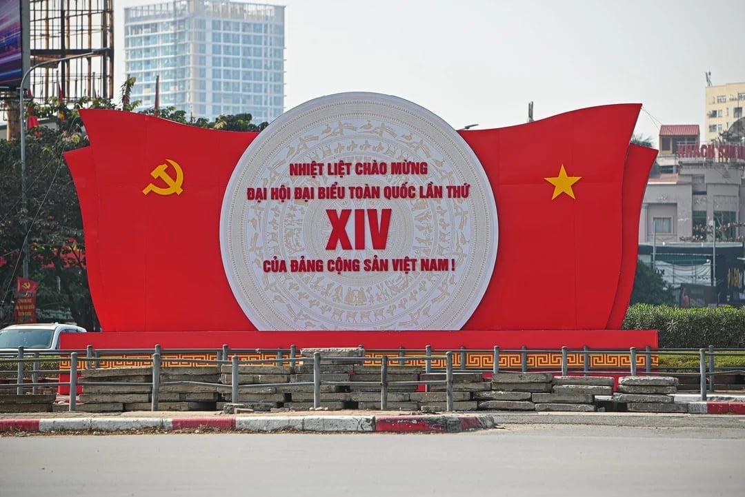 Thủ đô Hà Nội trang hoàng sẵn sàng cho Đại hội Đảng lần thứ XIV. Ảnh: Tùng Đinh.