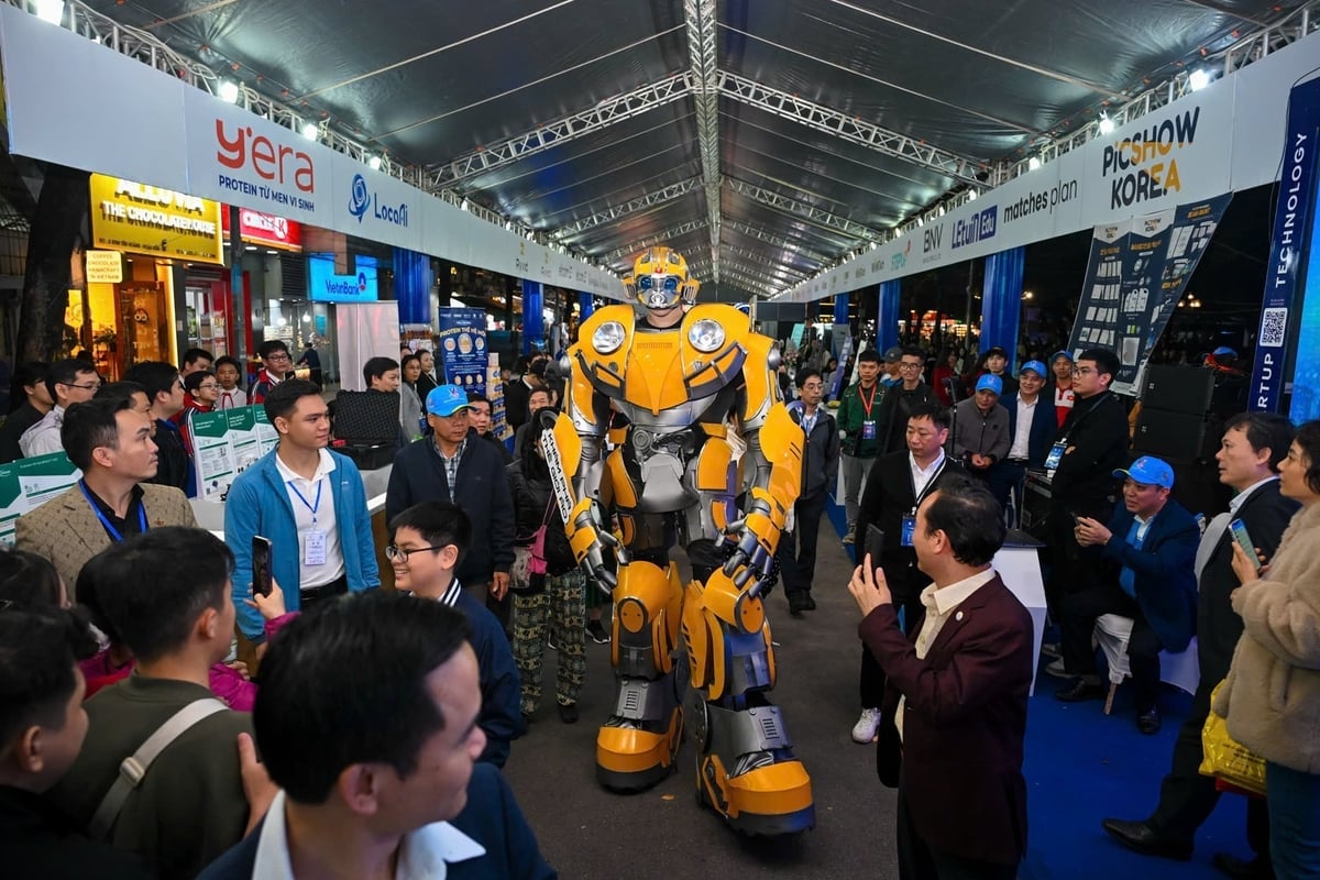 Khu vực trải nghiệm công nghệ tại Techfest 2025 được đặt ngay trên phố đi bộ Hồ Gươm, thu hút đông đảo lượt khách ghé thăm. Ảnh: Giang Huy.