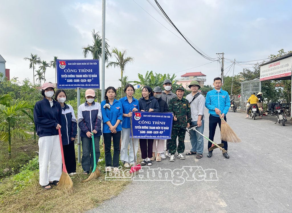 Đoàn Thanh niên xã Tân Tiến ra quân dọn dẹp, vệ sinh môi trường.