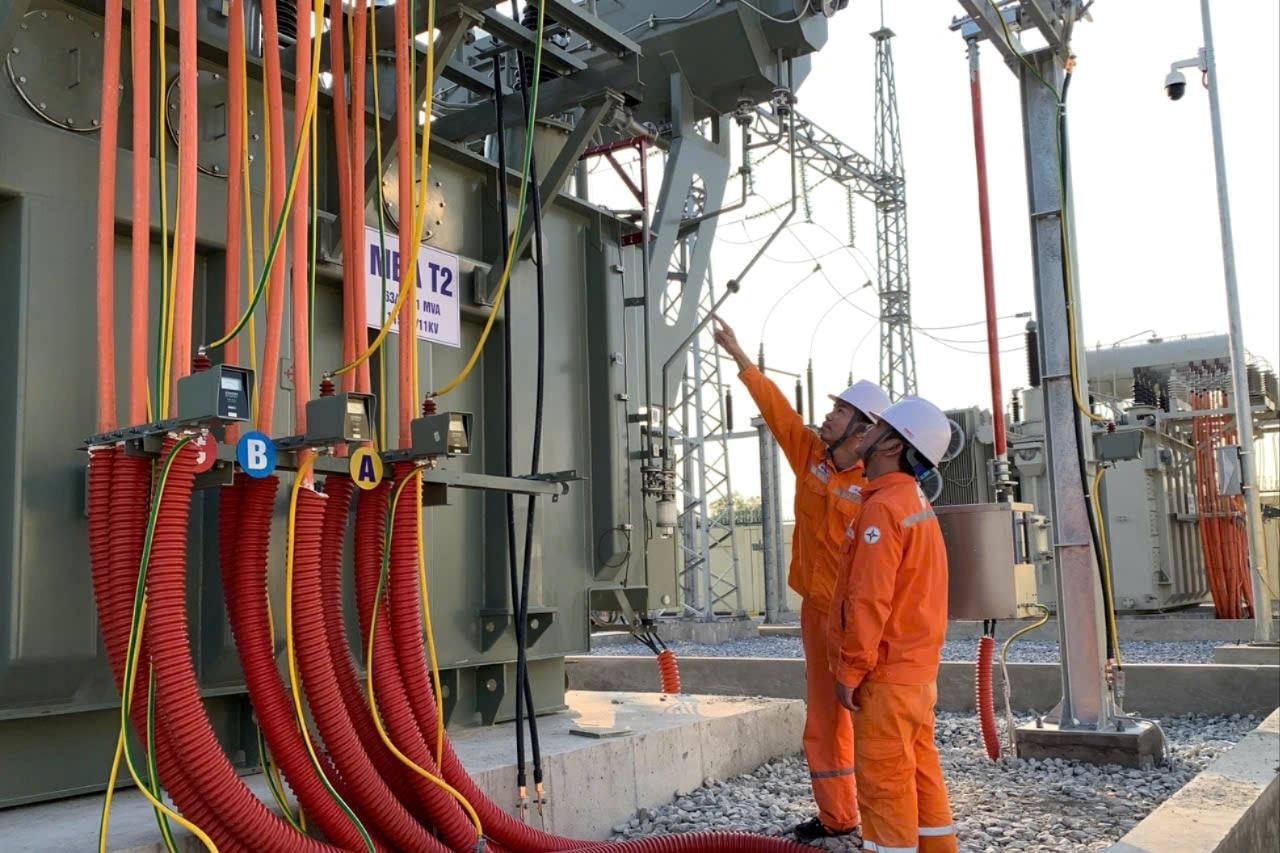 首相は、生産、ビジネス、日常生活に十分な電力供給を確保するよう求めた。
