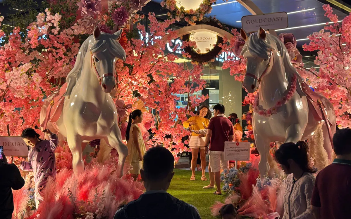 The pink horse mascot, which appeared in the shopping mall area of Nha Trang, has become a popular check-in spot attracting many locals and tourists. Linh vật ngựa hồng xuất hiện tại khu vực trung tâm thương mại ở Nha Trang trở thành điểm check-in thu hút đông đảo người dân, du khách.