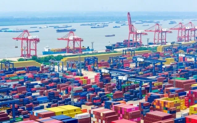 Quang cảnh cảng hàng hóa ở tỉnh Giang Tô, Trung Quốc. (Ảnh: THX/TTXVN)