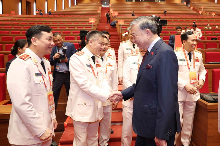 vna-potal-lanh-dao-dang-nha-nuoc-du-phien-hop-tru-bi-dai-hoi-xiv-cua-dang-8537681.jpg