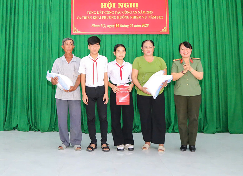 La polizia del comune di Nhon My ha accolto in affido due fratelli orfani.