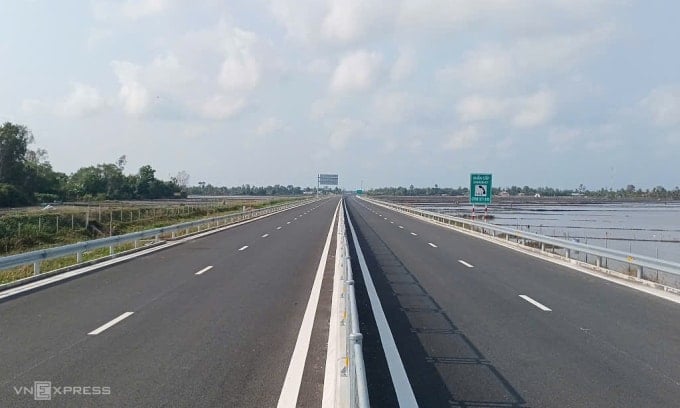 L'autostrada Hau Giang - Ca Mau prima della sua apertura al traffico.