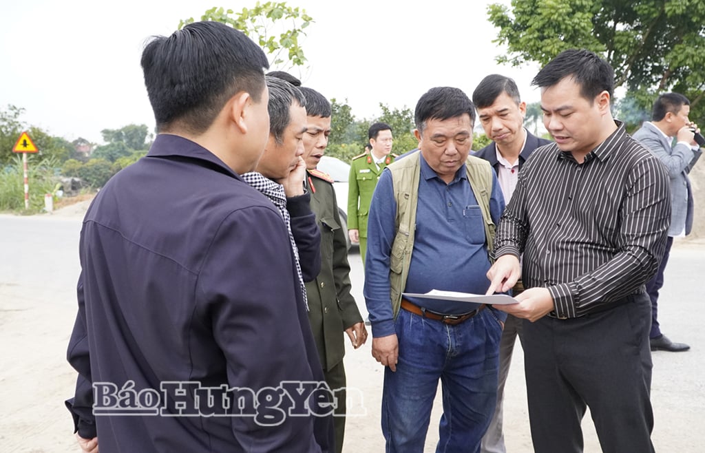  Các ngành, đơn vị liên quan khảo sát vị trí để xây dựng Tượng đài Bác Hồ trên địa bàn xã Việt Tiến.