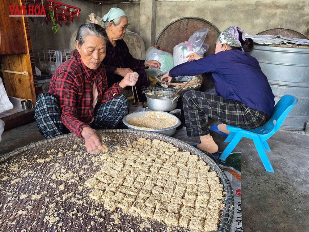 شیرینی کنجدی شکننده کوانگ چائو و حال و هوای تت (سال نو قمری) در دهکده صنایع دستی سنتی - عکس 4