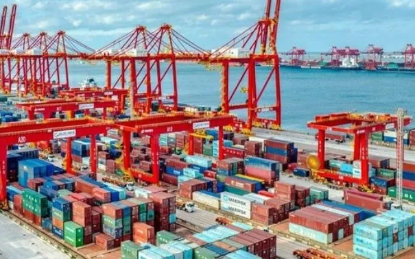 Een vrachthaven in Shandong, China. Foto: THX/VNA Cảng hàng hóa ở Sơn Đông, Trung Quốc. Ảnh: THX/TTXVN