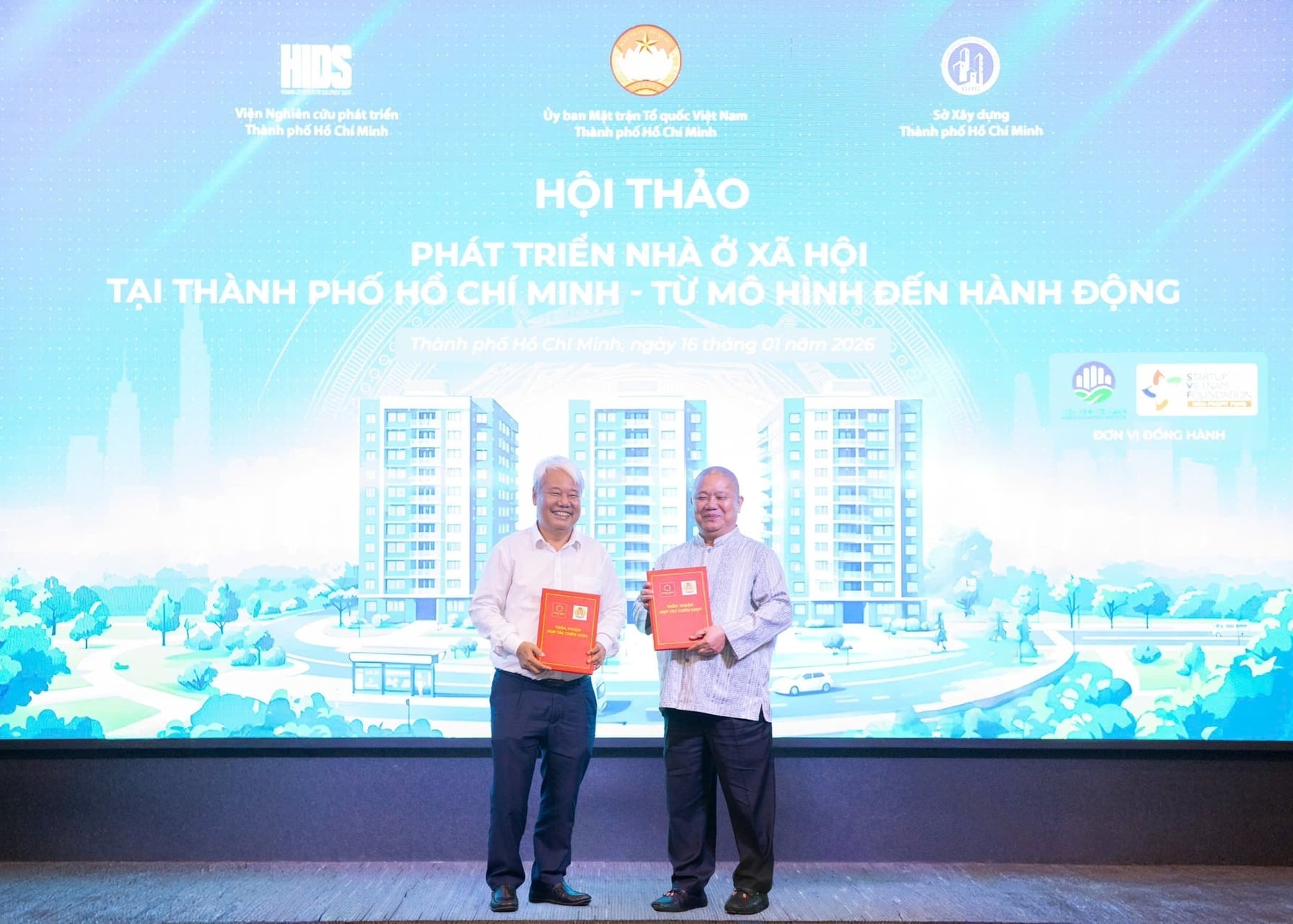 È stato firmato un accordo di cooperazione per un progetto volto a sviluppare almeno 20.000 unità abitative sociali per lavoratori e operai a Ho Chi Minh City nel periodo 2026-2030. Foto: HS. Trao thỏa thuận hợp tác dự án phát triển tối thiểu 20.000 căn nhà ở xã hội cho công nhân và người lao động trên địa bàn TP. Hồ Chí Minh giai đoạn 2026 - 2030. Ảnh: HS.